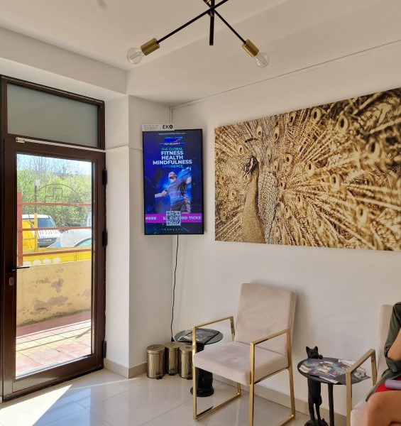 Reteaua Digitala DOOH Indoor - Lăbuțe Fericite Veterinar, Caramfil, Sector 1